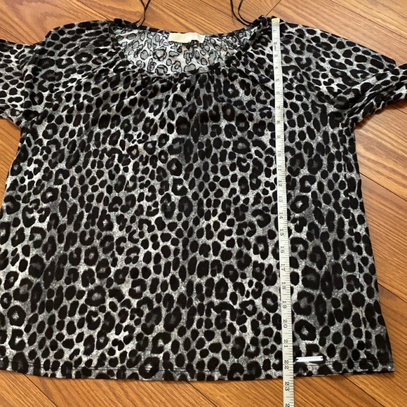 Michael Kors woman’s black white snow leopard scoop neck logo ruffle sleeve M - Picture 11 of 12